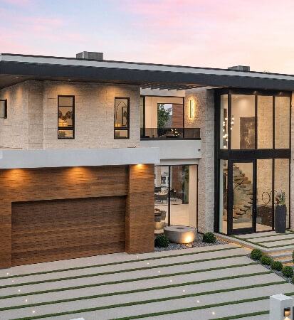 Front view of buiding with beautiful windows image